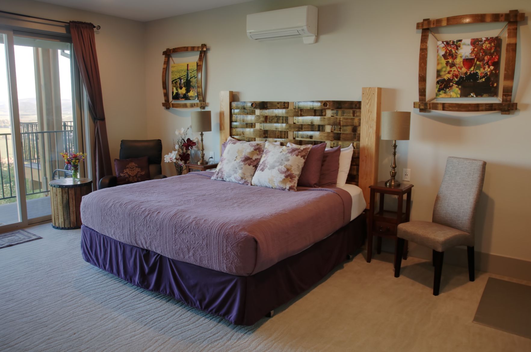 Um quarto espaçoso com uma cama grande, uma cabeceira de madeira e duas mesinhas de cabeceira.