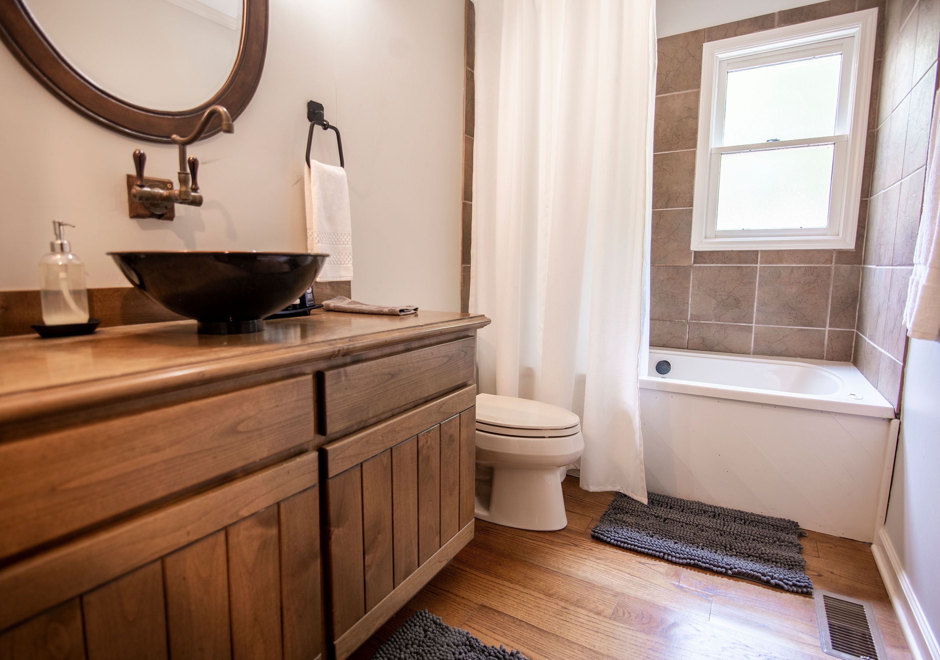 standard cabin, multiple beds, non smoking (cabin) | bathroom | combined shower/bathtub, deep-soaking bathtub, free toiletries