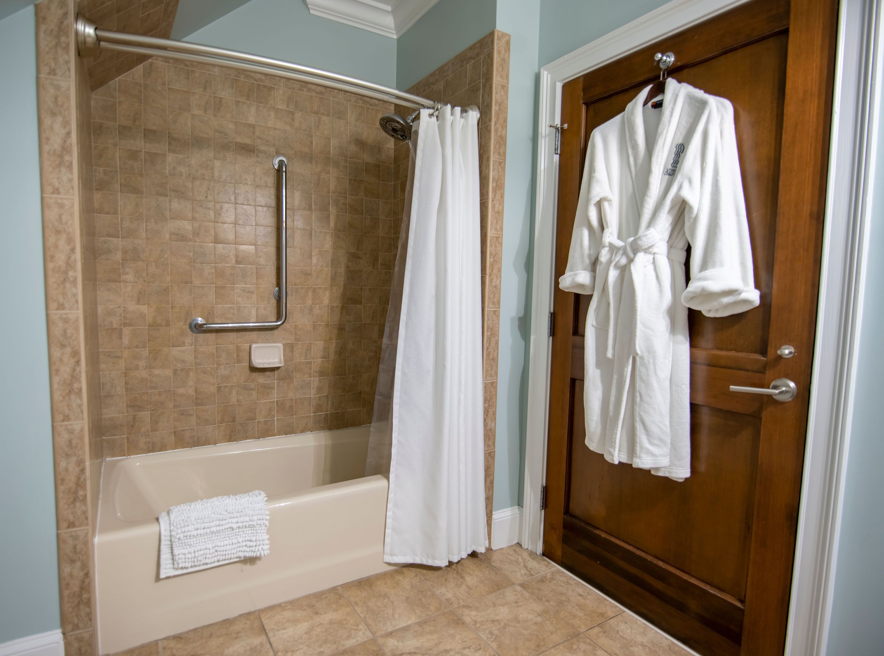 combined shower/bathtub, deep-soaking bathtub, free toiletries