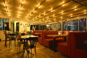 朝食 (ビュッフェ)、毎日提供 (無料)