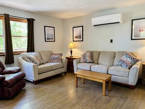 Living area - Calm Waters Cabin Resort (Branson)