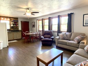 Living area - Calm Waters Cabin Resort (Branson)