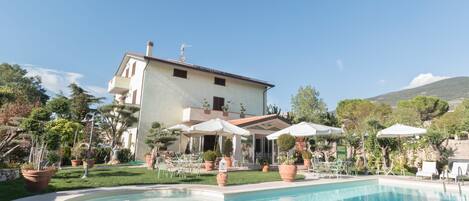 Una piscina al aire libre de temporada