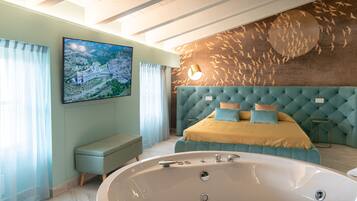 Un dormitorio moderno con una cama grande, una bañera y un cuadro de la ciudad en la pared.