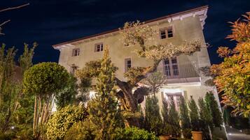 Fassade der Unterkunft – Abend/Nacht