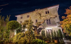 Front of property – evening/night - Il Giardino degli Angeli (Assisi)