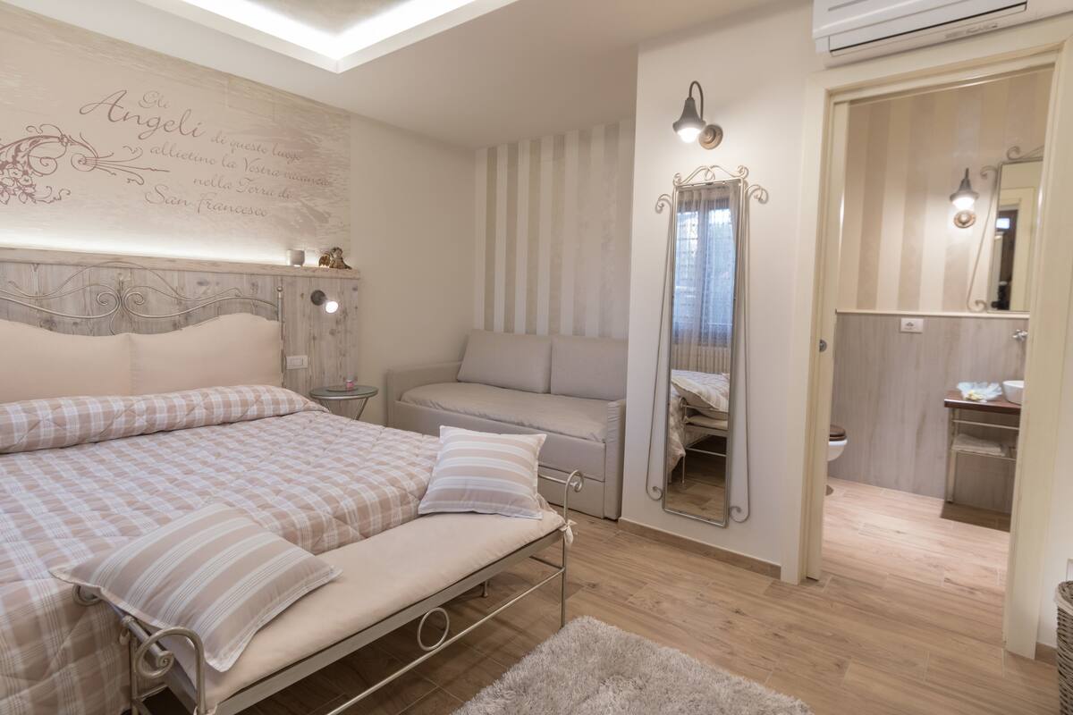 Quarto quádruplo família, várias camas, banheiro privativo, vista para o jardim (Rita) | 1 quarto, roupas de cama premium, edredons de pluma, cofres nos quartos