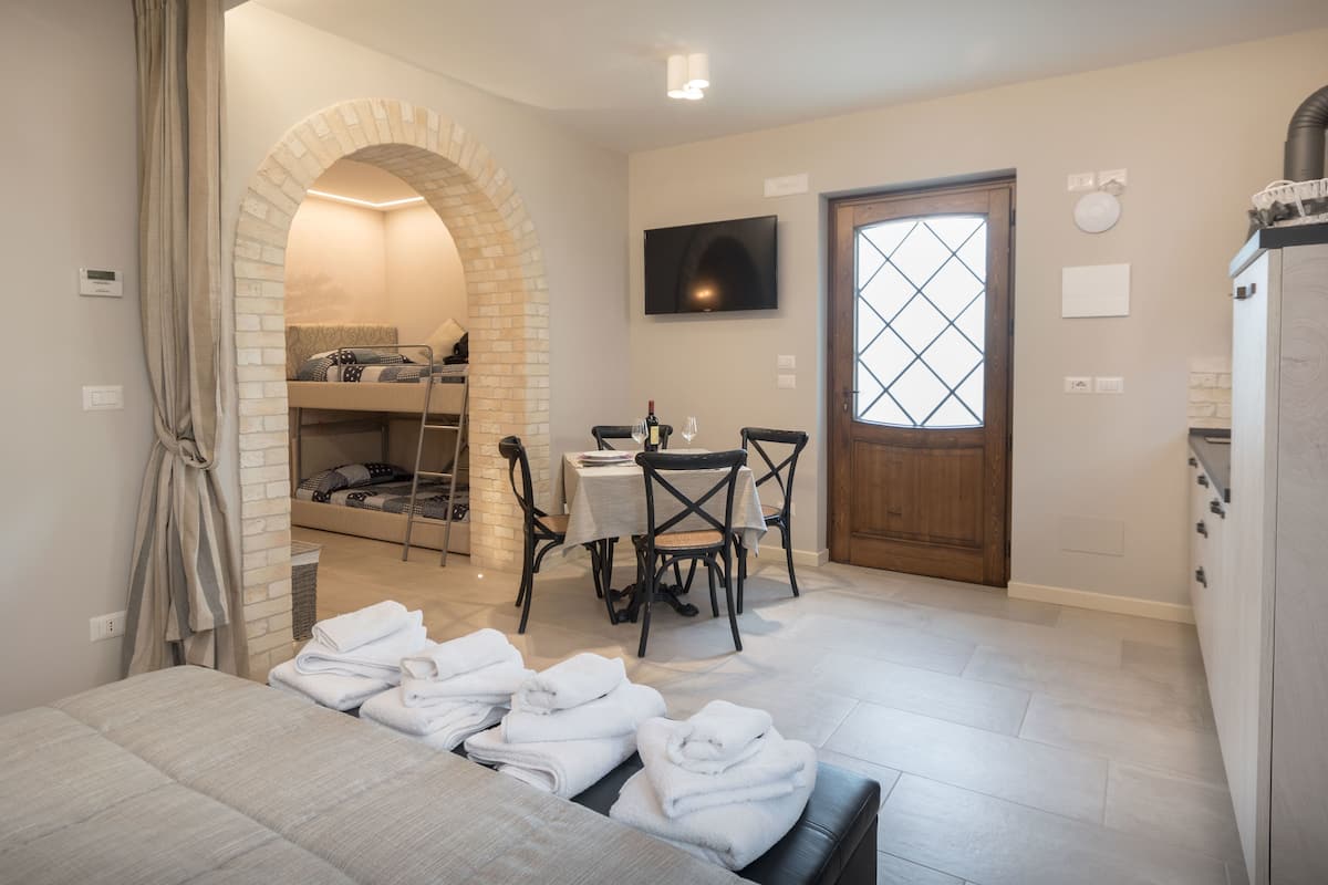 Apartamento luxo, 1 quarto, cozinha, vista para a colina (Camael) | Área de estar | TV de tela plana 55 polegadas com canais a cabo, TV