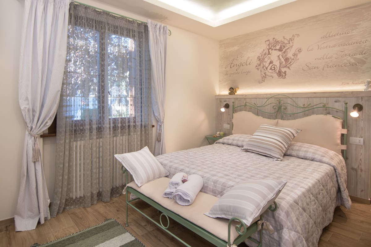 Quarto quádruplo família, várias camas, banheiro privativo, vista para a piscina (Angela) | 1 quarto, roupas de cama premium, edredons de pluma, cofres nos quartos