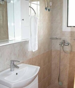 Classic Studio, Sea View | Bathroom | Shower, free toiletries, hair dryer, towels