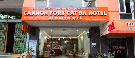 Vista frontal de la propiedad