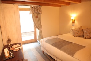 Double or Twin Room (Sci di Fondo) | Desk, blackout drapes, soundproofing, iron/ironing board - Mi casa tu casa (Brusson)