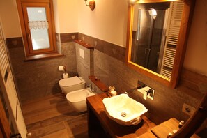 Dobbeltrom – deluxe, balkong (Sci Alpino) | Bad | Dusj, regndusjhode, toalettartikler (inkludert) og hårføner