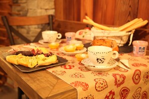 Frokost med lokale retter er inkludert hver dag