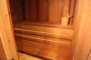 A wooden sauna with benches and a wooden bucket with a ladle. - Mi casa tu casa (Brusson)