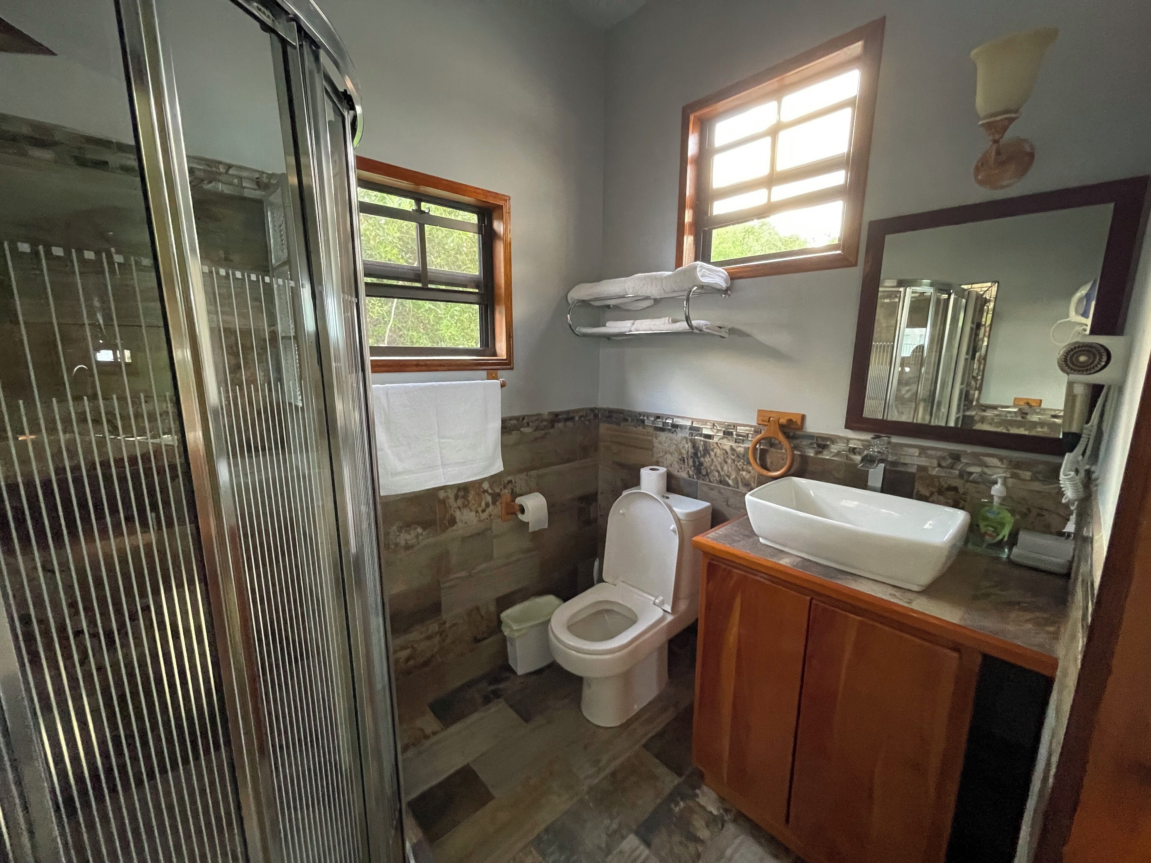 Cabaña exclusiva, 1 cama Queen size, vista al océano, frente al océano | Baño | Regadera, amenidades de baño gratuitas, secadora de cabello, toallas 