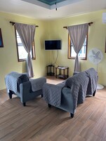 Cabaña exclusiva, 1 cama de matrimonio, vistas al mar, frente al mar | Zona de estar | Una televisión de pantalla plana