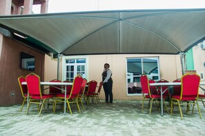 Outdoor dining - Glass House Suites Annex (Lagos)