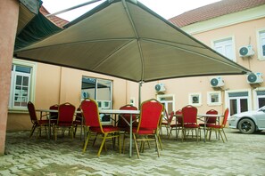Outdoor dining - Glass House Suites Annex (Lagos)