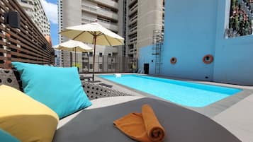 Piscina externa, funciona das 7h às 22h, guarda-sóis, espreguiçadeiras