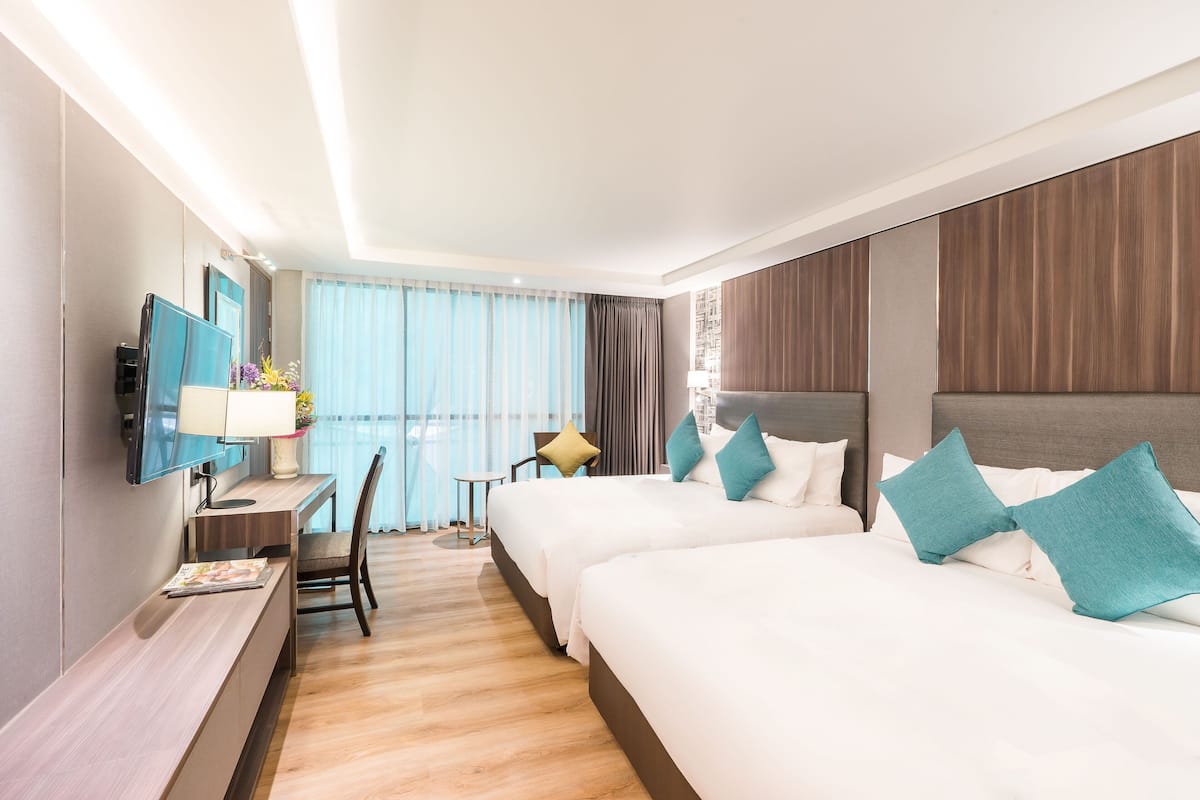 Deluxe Twin Room | Minibar, in-room safe, desk, laptop workspace