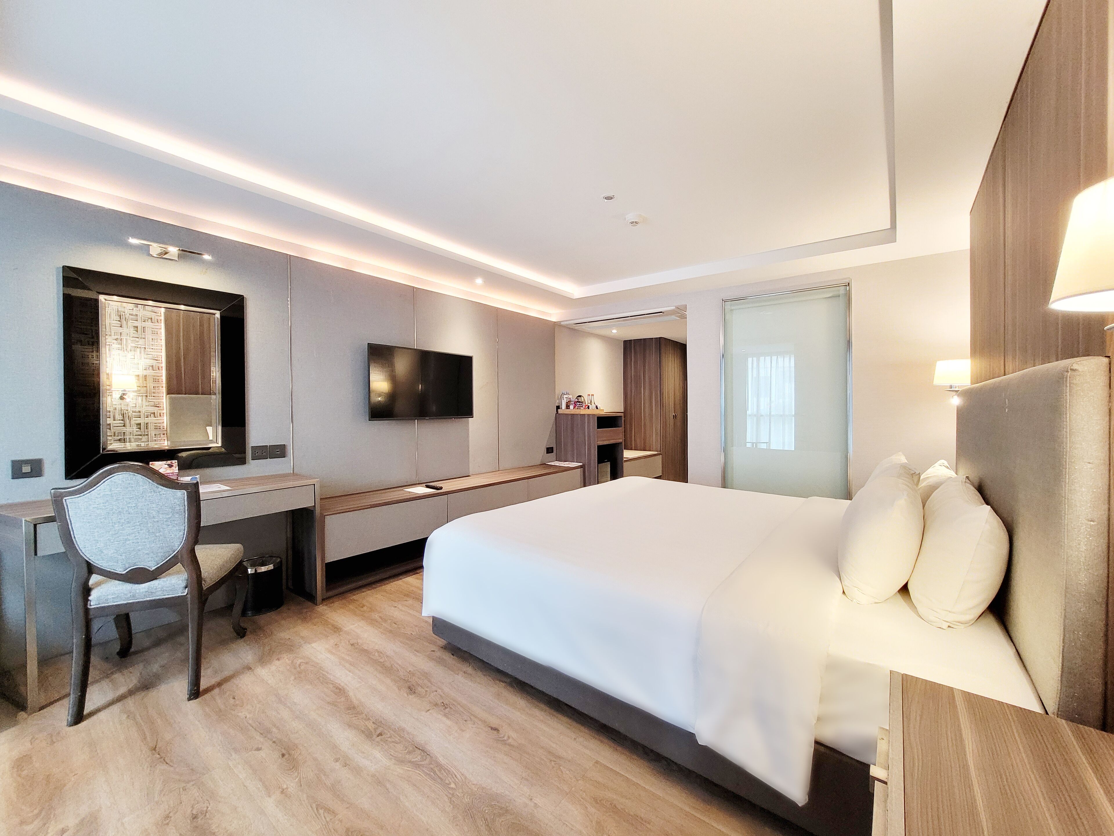 deluxe double room | 1 bedroom, minibar, in-room safe, desk