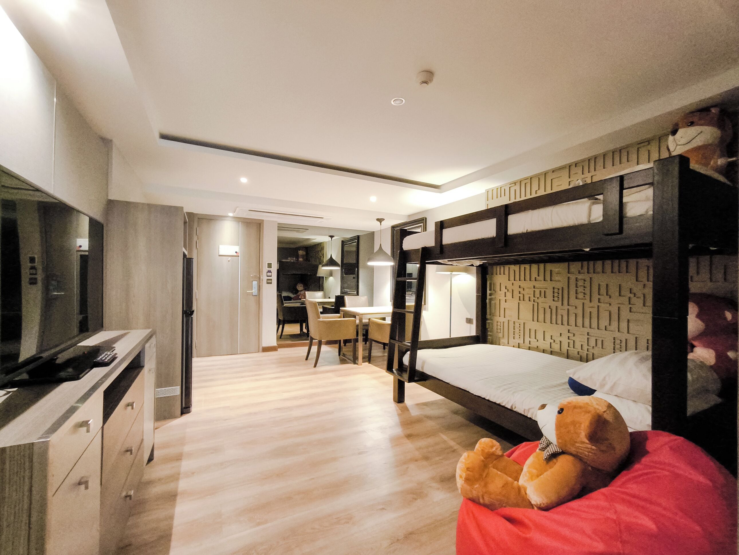 Family Suite with Bunk Bed | Living area | LCD TV