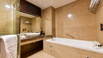 Junior Suite | Bathroom | Separate bathtub and shower, free toiletries, bathrobes, slippers