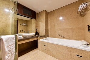 Junior suite | Badkamer | Een aparte badkuip en douche, gratis toiletartikelen, badjassen