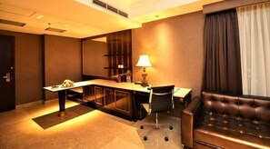 Executive Suite | In-room business center - Myko Hotel Makassar (Makassar)