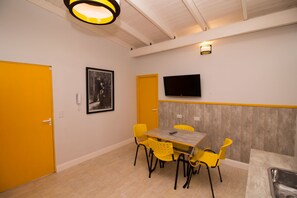 Appartamento Premium, 1 letto queen (Amarillo) | Pasti in camera