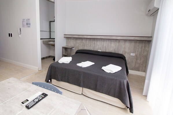 Premium Studio, 1 Bedroom (Violeta) | 1 bedroom, Egyptian cotton sheets, premium bedding