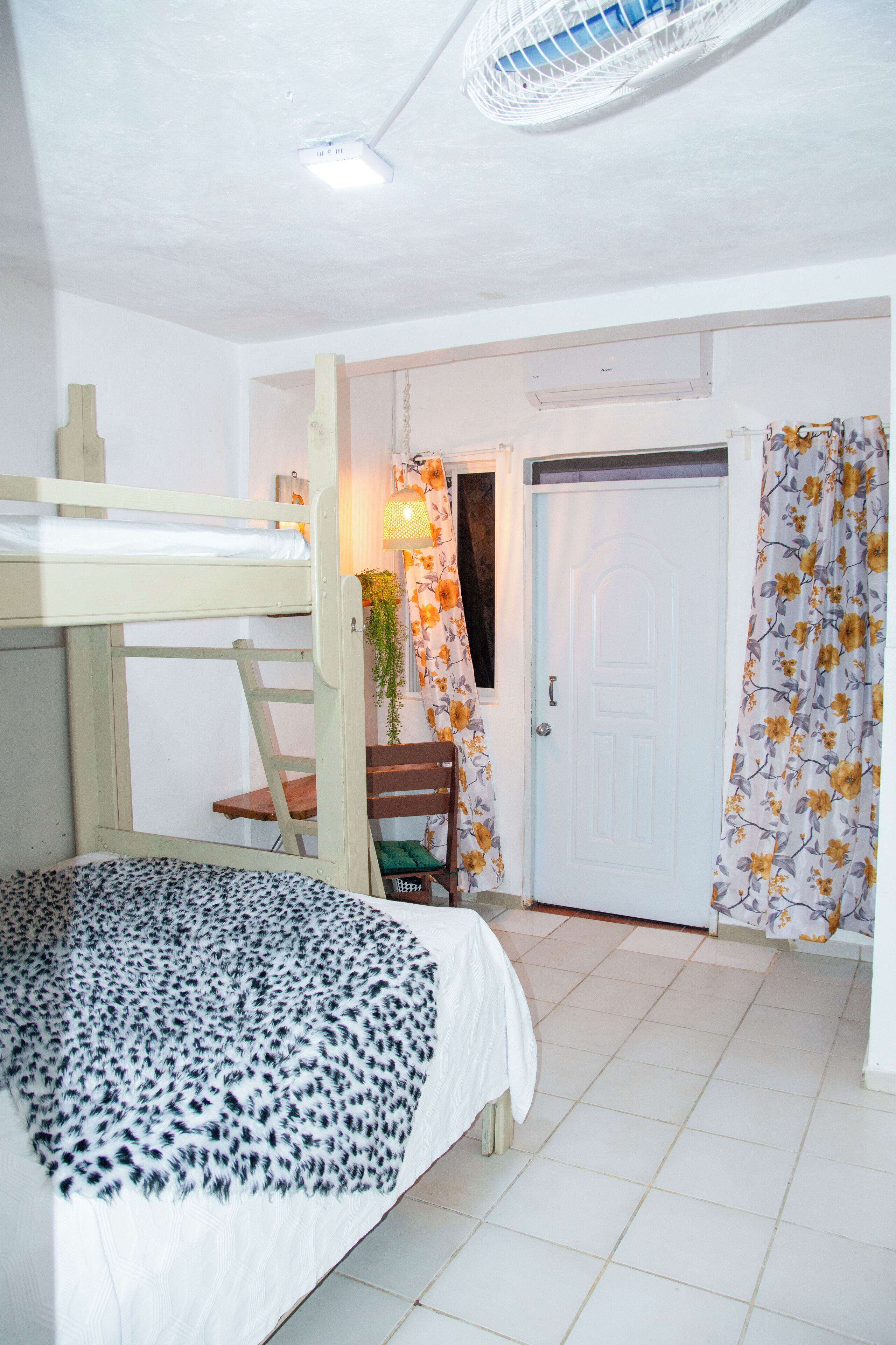 Triple Room | In-room safe, desk, free WiFi, bed sheets