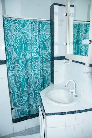 Een douche, gratis toiletartikelen, handdoeken