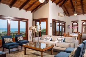 Coin salon dans le hall