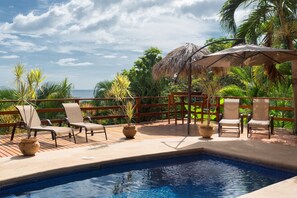 Habitación Deluxe, varias camas, acceso a la piscina, vistas al mar | Piscina al aire libre | Una piscina al aire libre, sombrillas, tumbonas