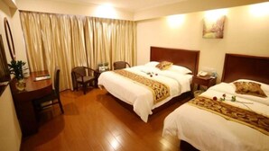 Una habitación de hotel con dos camas, un escritorio y una silla.