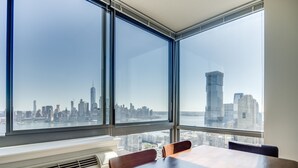 Appartamento, 2 camere da letto, vista città | Sala per riunioni