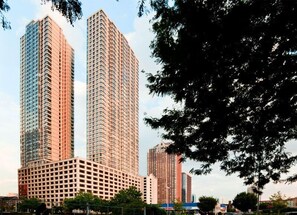 Exterior - Deedee's Sky Rise Apartments at Newport (Jersey City)