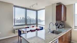 Appartamento, 2 camere da letto, vista città | Cucina privata | Macchina per tè/caffè, frigorifero, microonde, forno