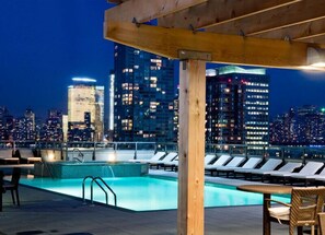Rooftop pool - Deedee's Sky Rise Apartments at Newport (Jersey City)