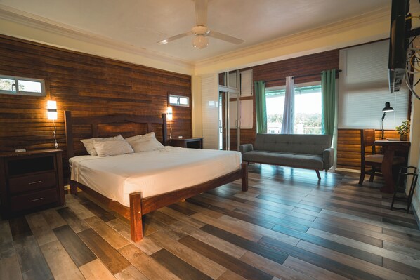 Chambre Supérieure, 1 très grand lit | Coffres-forts dans les chambres, bureau