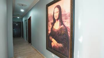 Un passadís amb un gran quadre de la Mona Lisa a la paret.