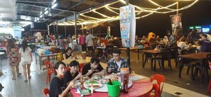 Khu ẩm thực ngoài trời