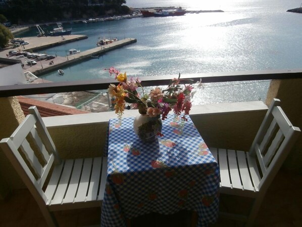 Outdoor dining - Haravgi (Alonissos)