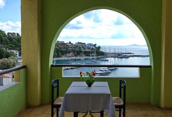 Outdoor dining - Haravgi (Alonissos)