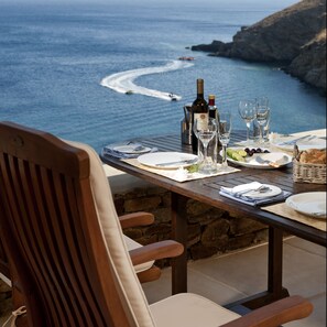 Outdoor dining - Athina Ios Villa (Ios)
