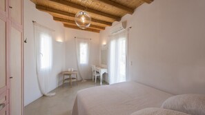 Villa, 2 habitaciones | Escritorio, tabla de planchar con plancha, wifi gratis y ropa de cama