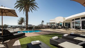 A rooftop pool area with lounge chairs, a swimming pool, and a view of the ocean. - Garden Court Kings Beach (Gqeberha (Port Elizabeth))