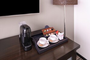 Caja de seguridad en la habitación y escritorio